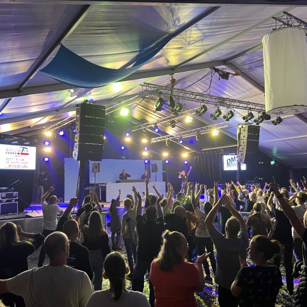 Dansend publiek op het Oktoberfest Alteveer Dansend publiek op het Oktoberfest Alteveer